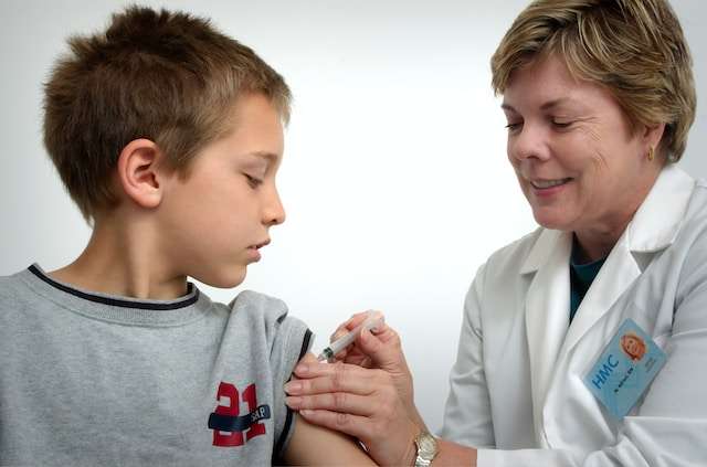 doctor giving a child the flu vaccine